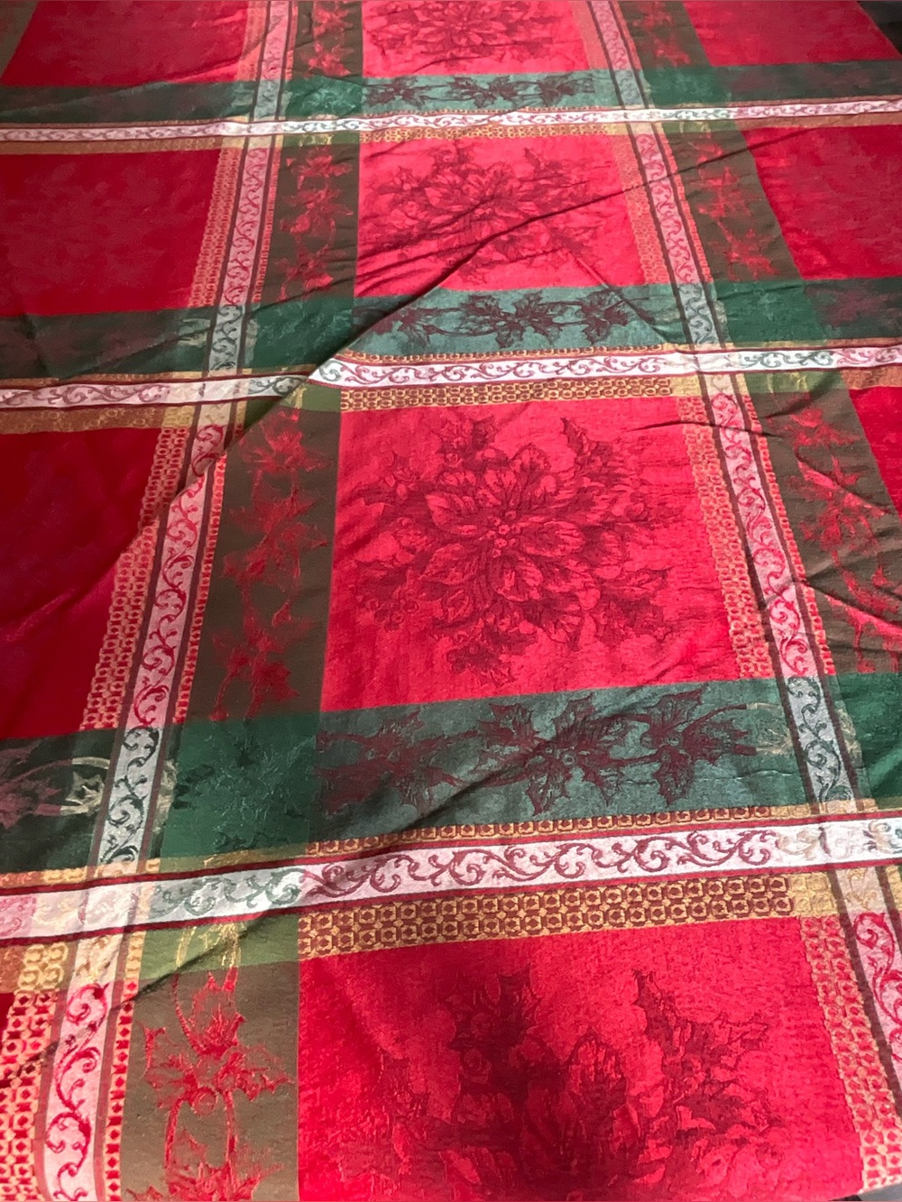 Round 68” Cloth Christmas Tablecloth Red Green Gold Floral Decorative Border
